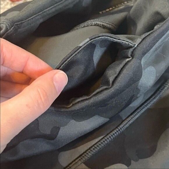 Yogalicious Lux Gray Camo Print Cropped Workout Leggings Size Small - Picture 5 of 7